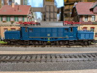 62424 Roco Elektrolokomotive BR 194 der DB, blau/beige. H0