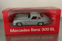 300 Corgi-Toys: Mercedes Benz 300 SL Flügeltürer in Silber. 1:36