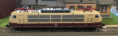 72313 Elektrolokomotive Baureihe 103 der Deutschen Bahn AG. Kurze Ausführung mit rotem Rahmen. H0
